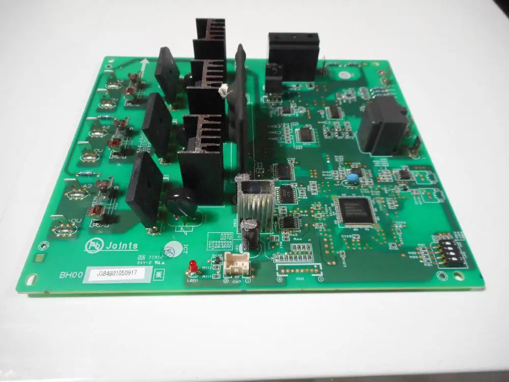 Grüne elektronische Platine mit verschiedenen Bauelementen wie Kühlkörpern und Steckplätzen, möglicherweise für ein Produkt von Remeha.